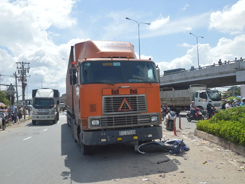 Chiếc xe container cuốn xe máy và người đàn ông xuống gầm xe, kéo lê nhiều mét